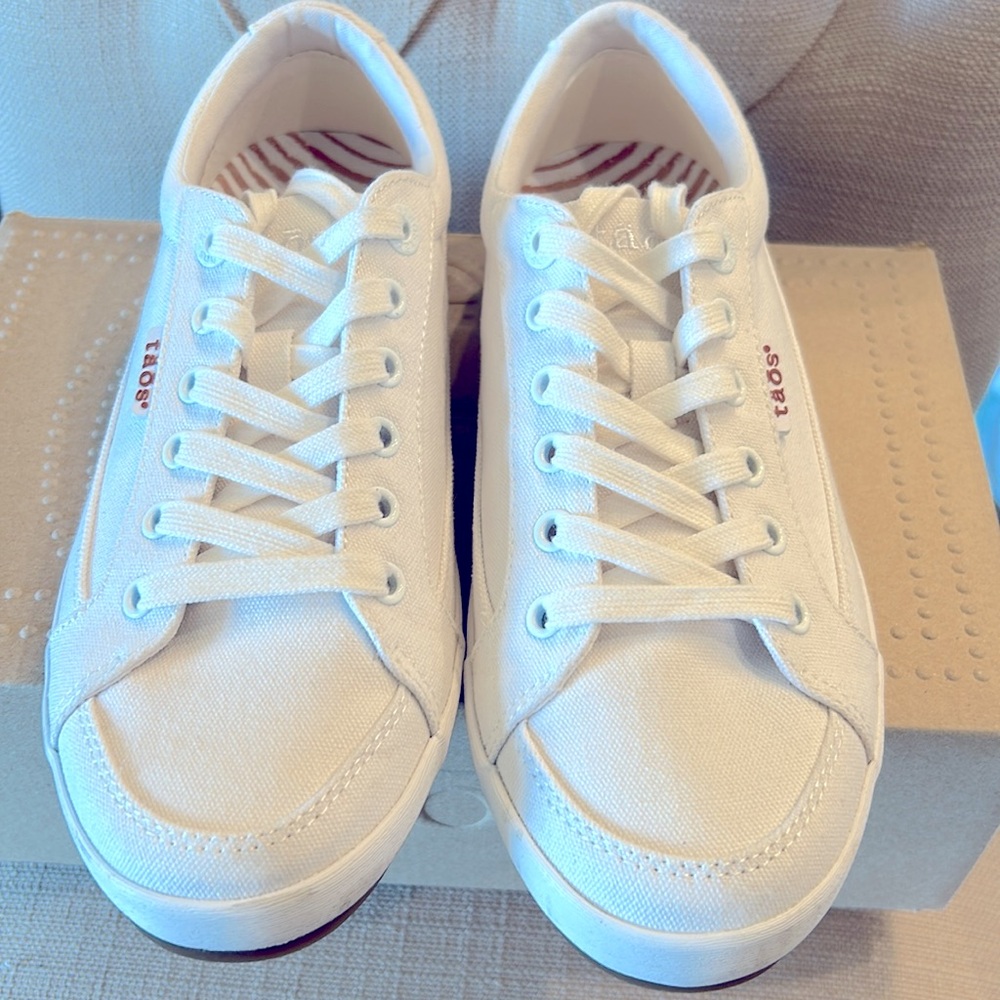Taos Moc Star 2 White Canvas worn once. 
Size 8.5M
